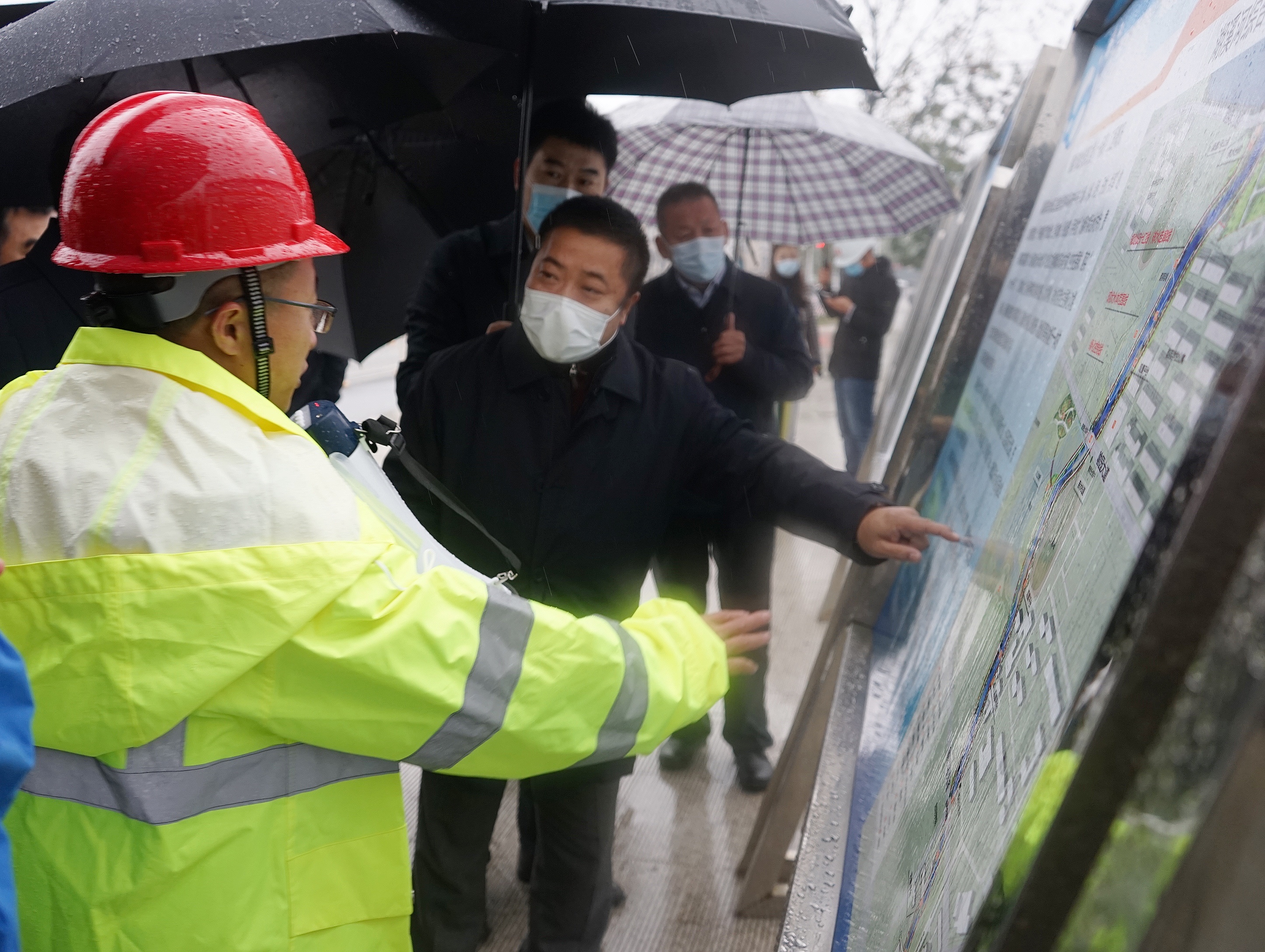 武漢生態(tài)環(huán)境投資發(fā)展集團董事長胡承啟帶隊實地調(diào)研湖溪河綜合治理工程2.jpg